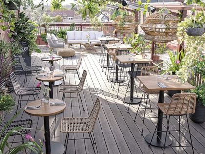 Chaises en rotin pour terrasse café à Rabat