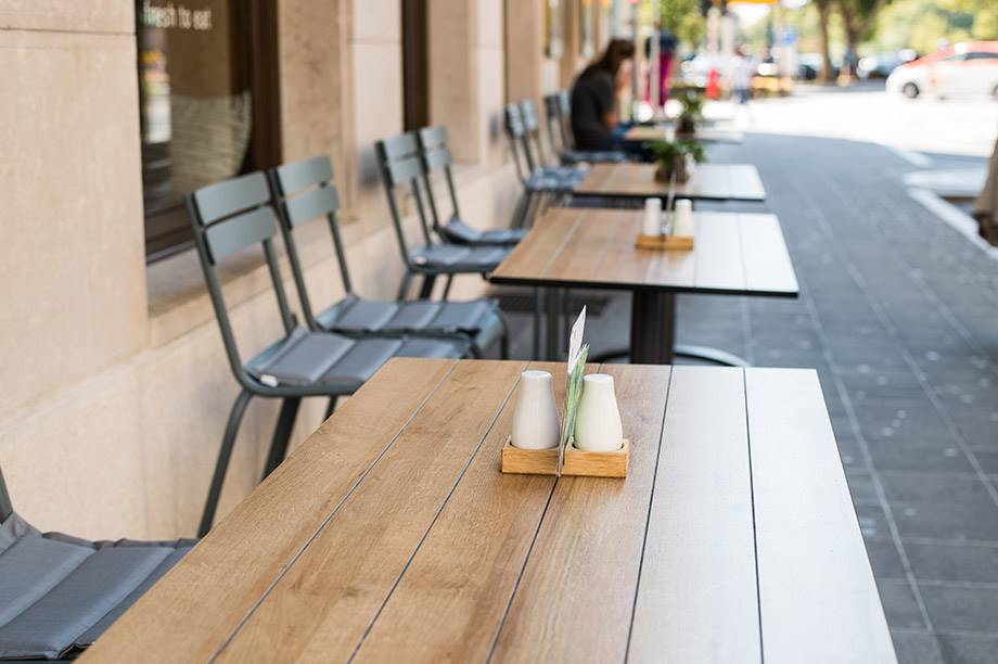 table en bois pour terrasse café à Rabat