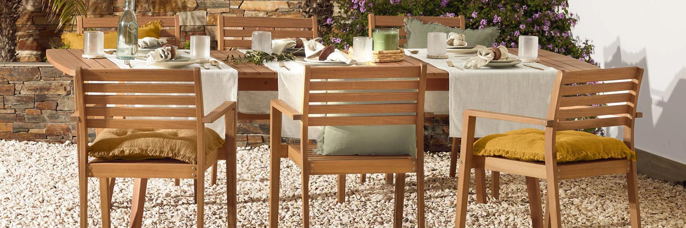 Tables et chaises en bois pour café ou restaurant au Maroc